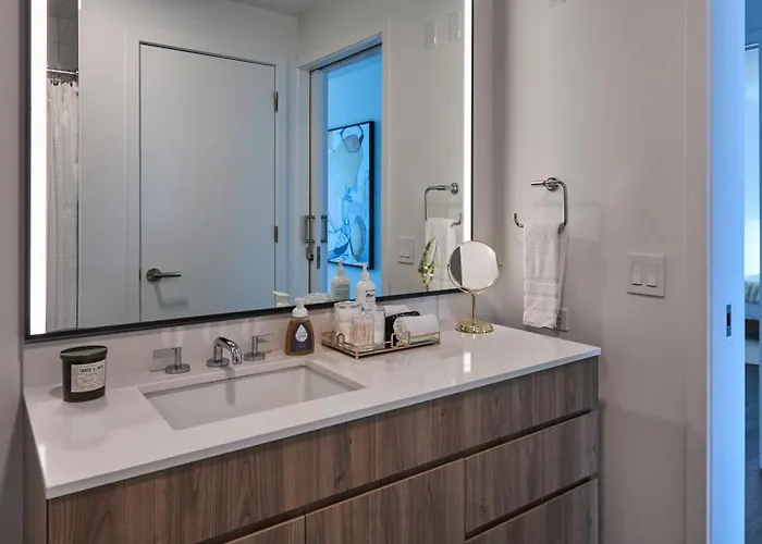 Lux Apts With Views And Amenities