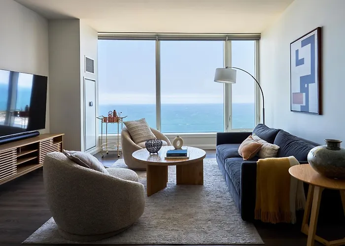 Lux Apts With Views And Amenities